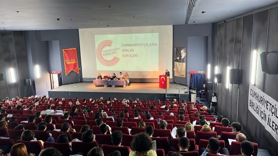 Cumhuriyetçiler Kurultayı Tamamlandı: Cumhuriyetçilerin Birliği İçin İleri!